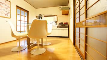 Family House, 2 Bedrooms | In-room dining