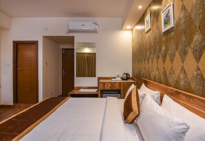 Hochwertige Bettwaren, Minibar, Zimmersafe, Schreibtisch