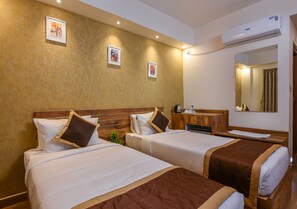 Habitación clásica doble, 1 cama doble, vistas a la ciudad | Ropa de cama de alta calidad, minibar, caja fuerte y escritorio