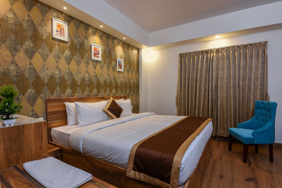 Premium bedding, minibar, in-room safe, desk