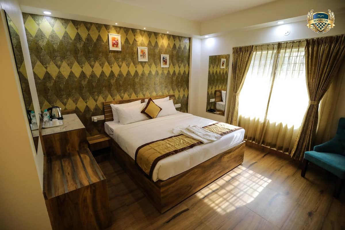 Premium Double Room, 1 Double Bed, Non Smoking, City View | Premium bedding, minibar, in-room safe, desk