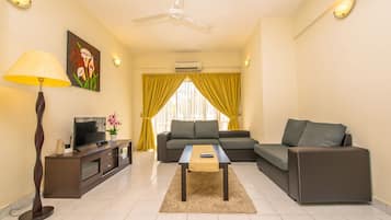 Apartment, 1 Bedroom | Ruang tamu | 32 inci televisyen LCD dengan digital, TV