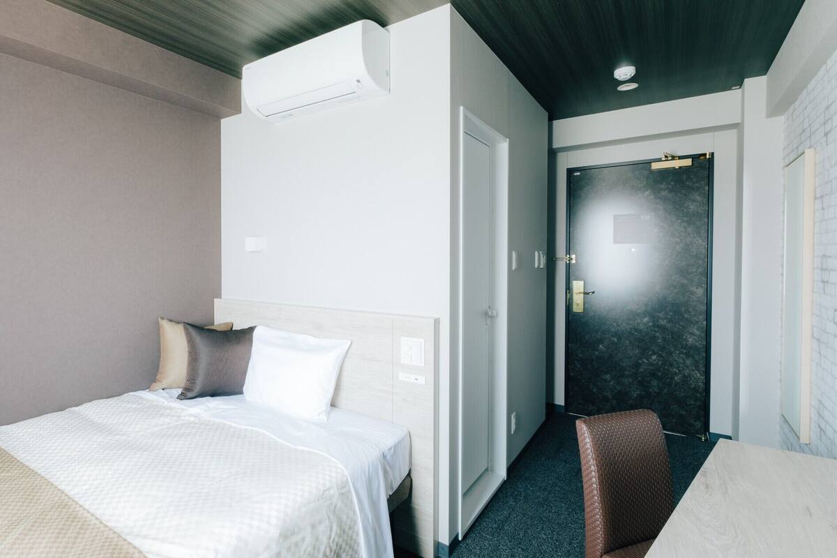 In-room safe, desk, laptop workspace, free WiFi