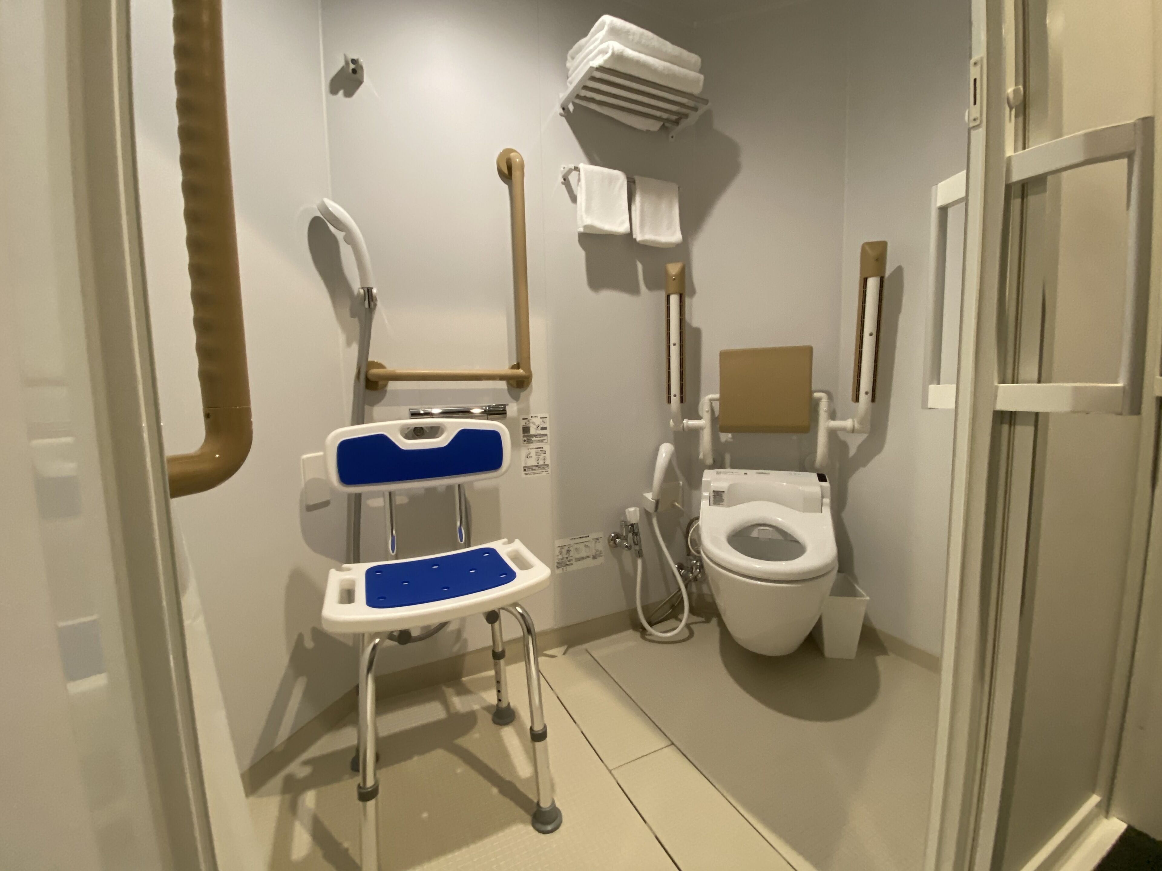 universal room | bathroom | combined shower/bathtub, free toiletries, hair dryer, slippers