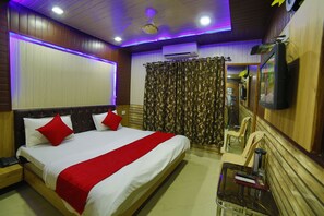 Hypo-allergenic bedding, in-room safe, blackout curtains