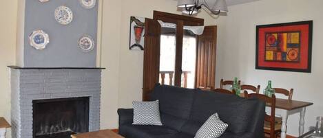 TV, fireplace