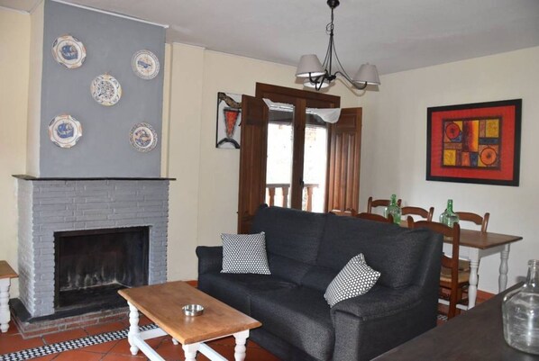 TV, fireplace