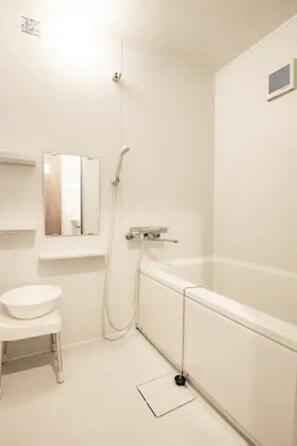 Standard-Apartment | Badezimmer | Badewanne und Dusche (separat), kostenlose Toilettenartikel