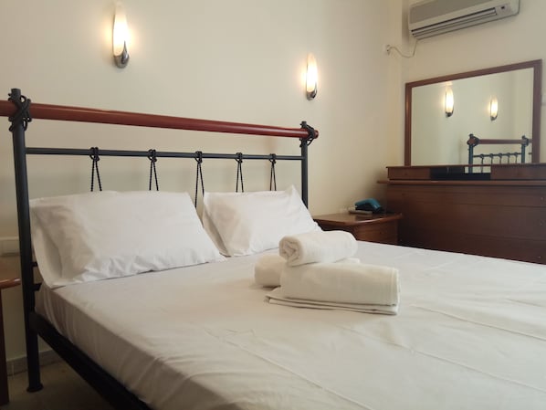 Quarto casal básico | Quartos à prova de som, berços grátis, Wi-Fi de cortesia, roupa de cama