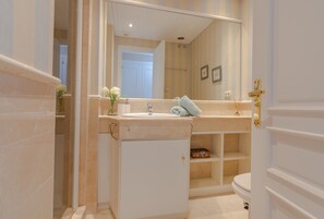 Bathtub, hair dryer, towels - Superb Front Line Location, Sea View- Heated Pool (Marbella)