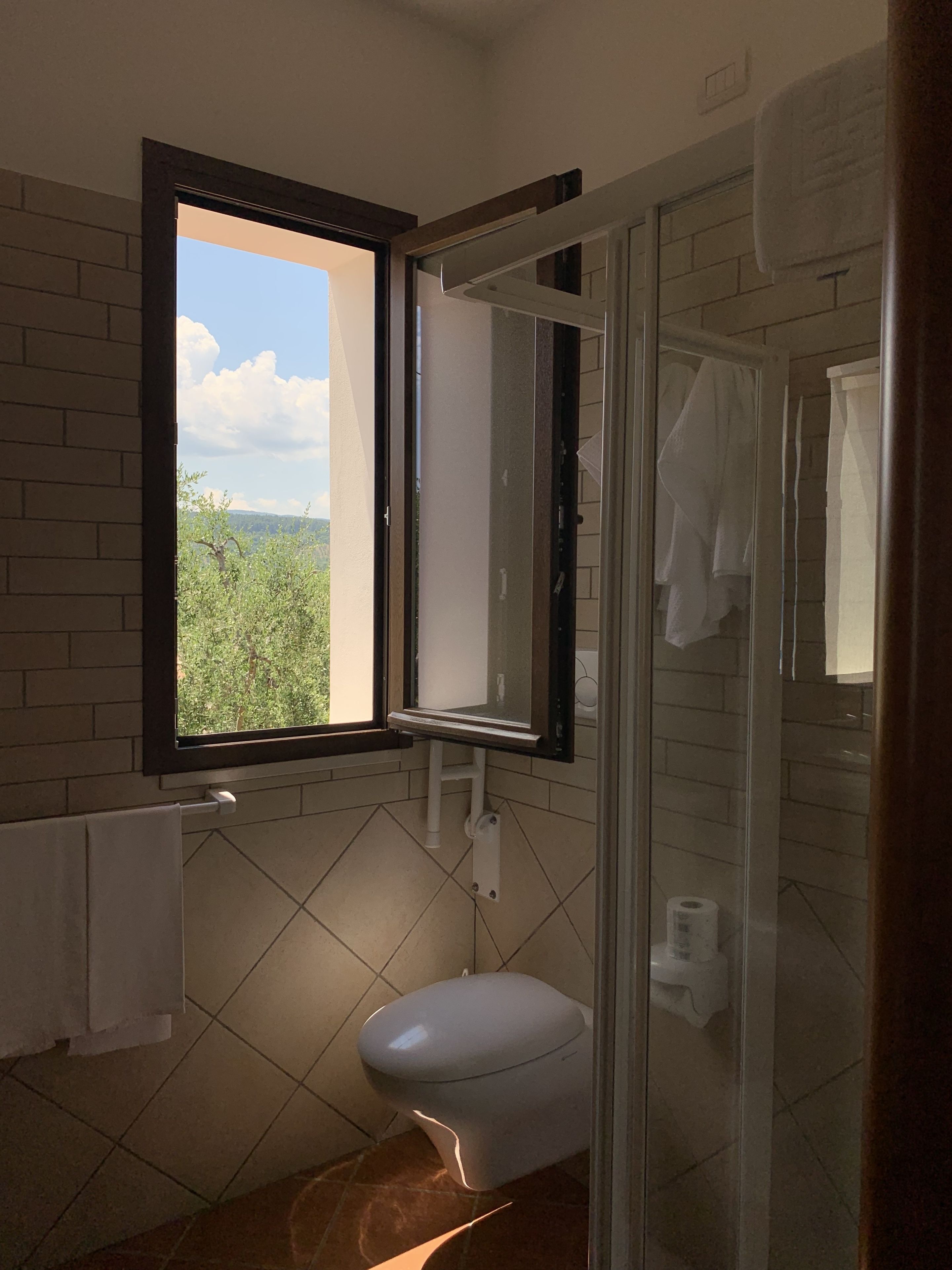 Doppia panoramica, 1 letto matrimoniale, balcone, vista mare | Bagno | Doccia, soffione a pioggia, set di cortesia gratuito, asciugacapelli