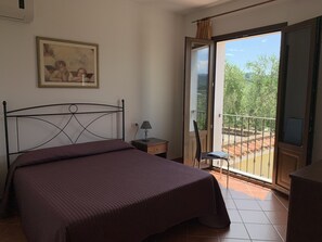 Habitación panorámica doble, 1 cama doble, balcón, vistas al mar | Colchones Select Comfort, escritorio, cortinas opacas