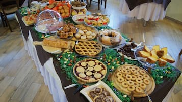 TĂ€gliches inbegriffenes FrĂŒhstĂŒcksbuffet