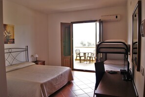 Vierbettzimmer, Mehrere Betten (2 Adults + 2 Children) | Select-Comfort-Betten, Schreibtisch, Verdunkelungsvorhänge