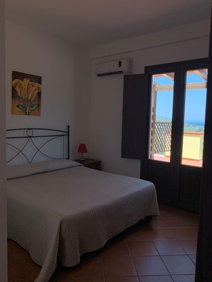 Habitación panorámica doble, 1 cama doble, balcón, vistas al mar | Colchones Select Comfort, escritorio, cortinas opacas