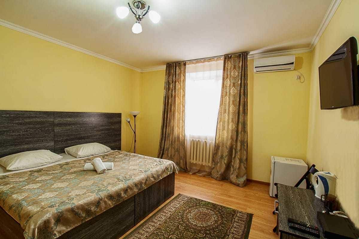 Standard Triple Room | Meja, seterika/papan seterika, Wi-fi percuma
