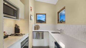 House, Mountain View | Private kitchen | Fridge, microwave, oven, stovetop