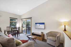 Casa, varias camas, vista a la montaña | Área de sala de estar | Televisión de pantalla plana 