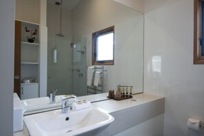 House, Mountain View | Bathroom | Shower, free toiletries, towels