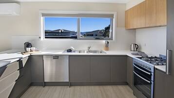 House, 2 Bedrooms | Private kitchen | Full-sized fridge, microwave, oven, stovetop