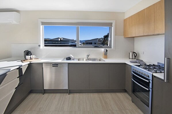 House, 2 Bedrooms | Private kitchen