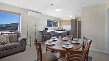 House, 2 Bedrooms | In-room dining