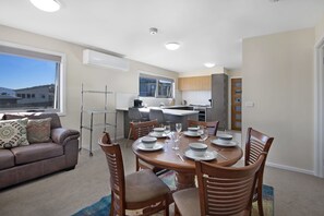 House, 2 Bedrooms | In-room dining - T-Bar on Twynam (Jindabyne)