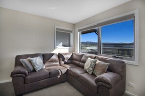 Nhà, 2 phòng ngủ | Khu phòng khách | TV màn hình phẳng