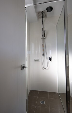 House, 2 Bedrooms | Bathroom | Shower, free toiletries, towels - T-Bar on Twynam (Jindabyne)