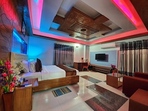 Egyptian cotton sheets, premium bedding, down comforters, pillowtop beds - Hotel Khan Palace (Kalapara)