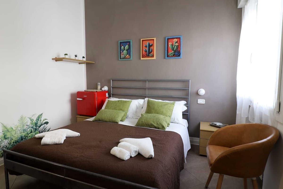 Desk, free WiFi, bed sheets