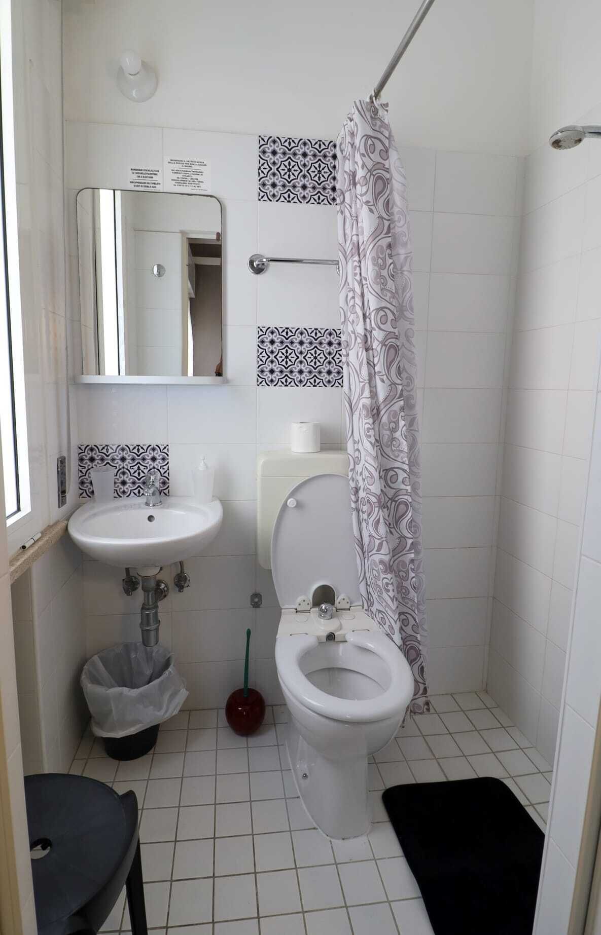 economy room | bathroom | shower, rainfall showerhead, free toiletries, hair dryer