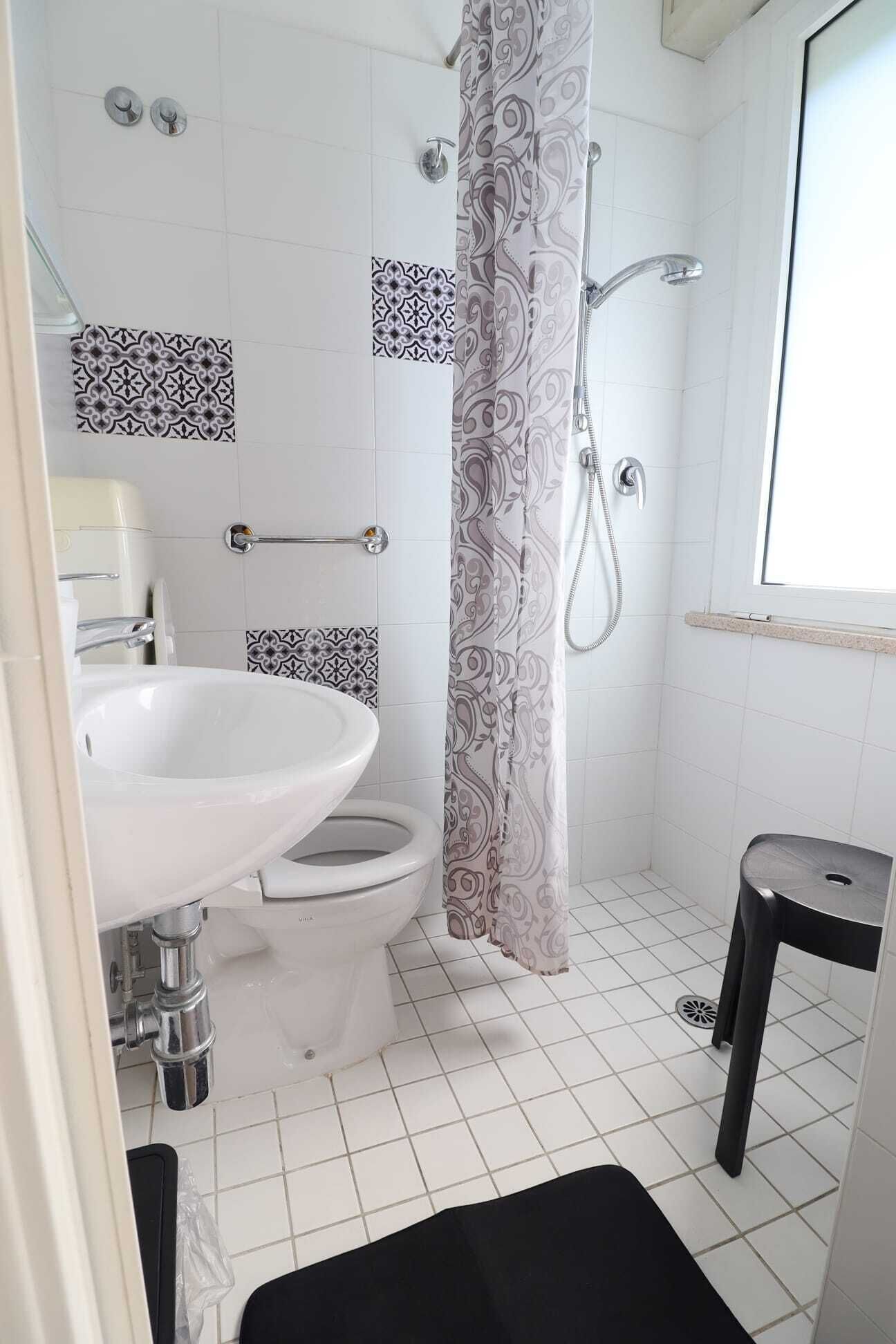 standard single room | bathroom | shower, rainfall showerhead, free toiletries, hair dryer