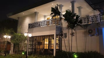 Bagian depan properti - sore/malam