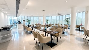 Petit déjeuner, déjeuner et dîner servis sur place