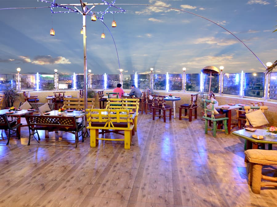 2 bars/lounges, rooftop bar