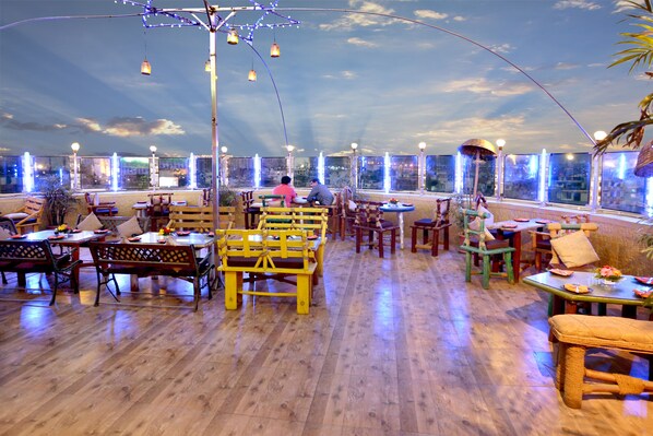 2 bares/lounges, bar na cobertura
