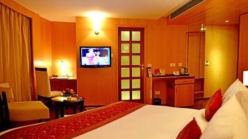 Executive Room, City View | 1 bedroom, minibar, in-room safe, desk