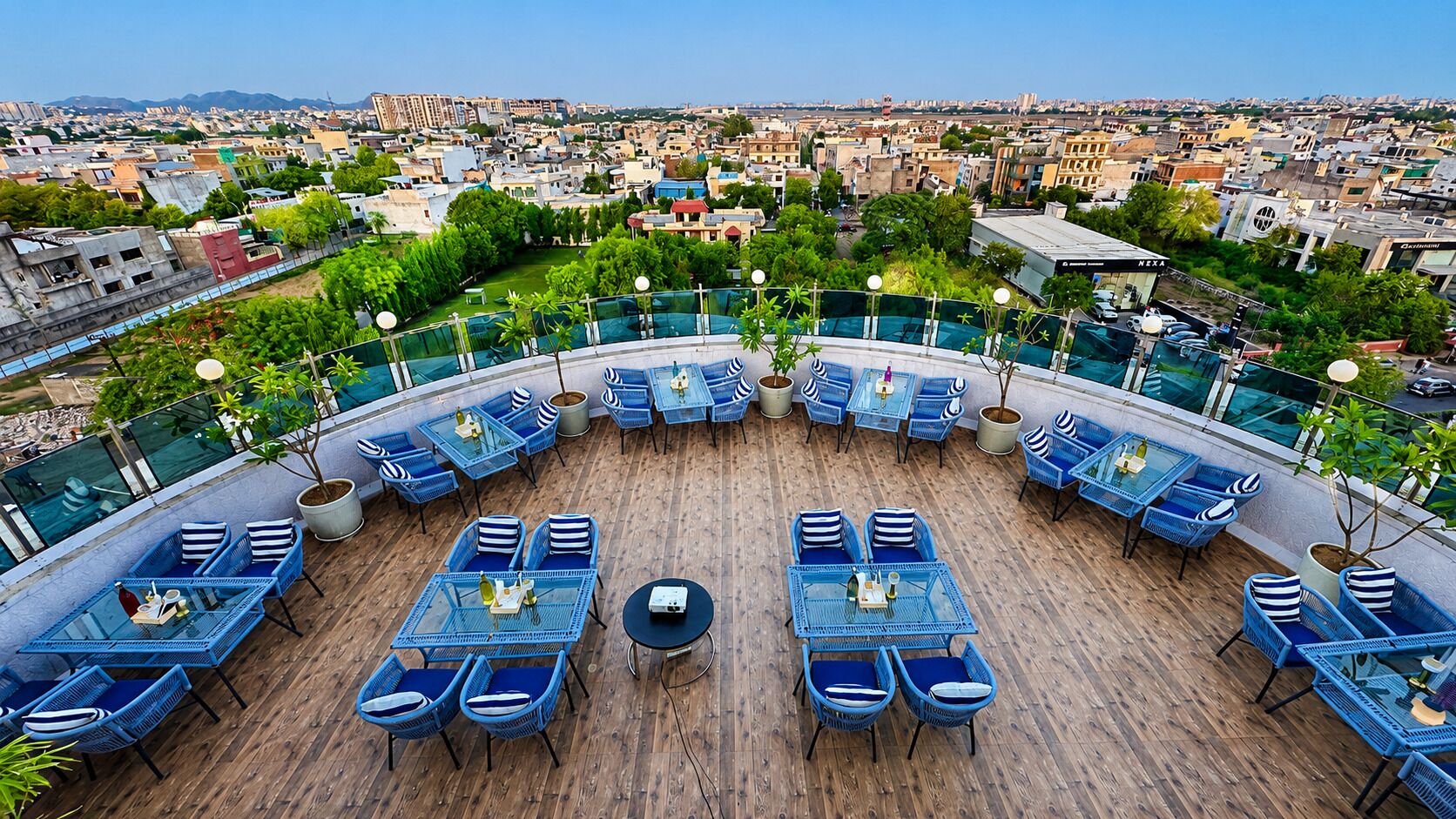 Une terrasse sur le toit, avec des sièges en plein air et une vue sur la ville.