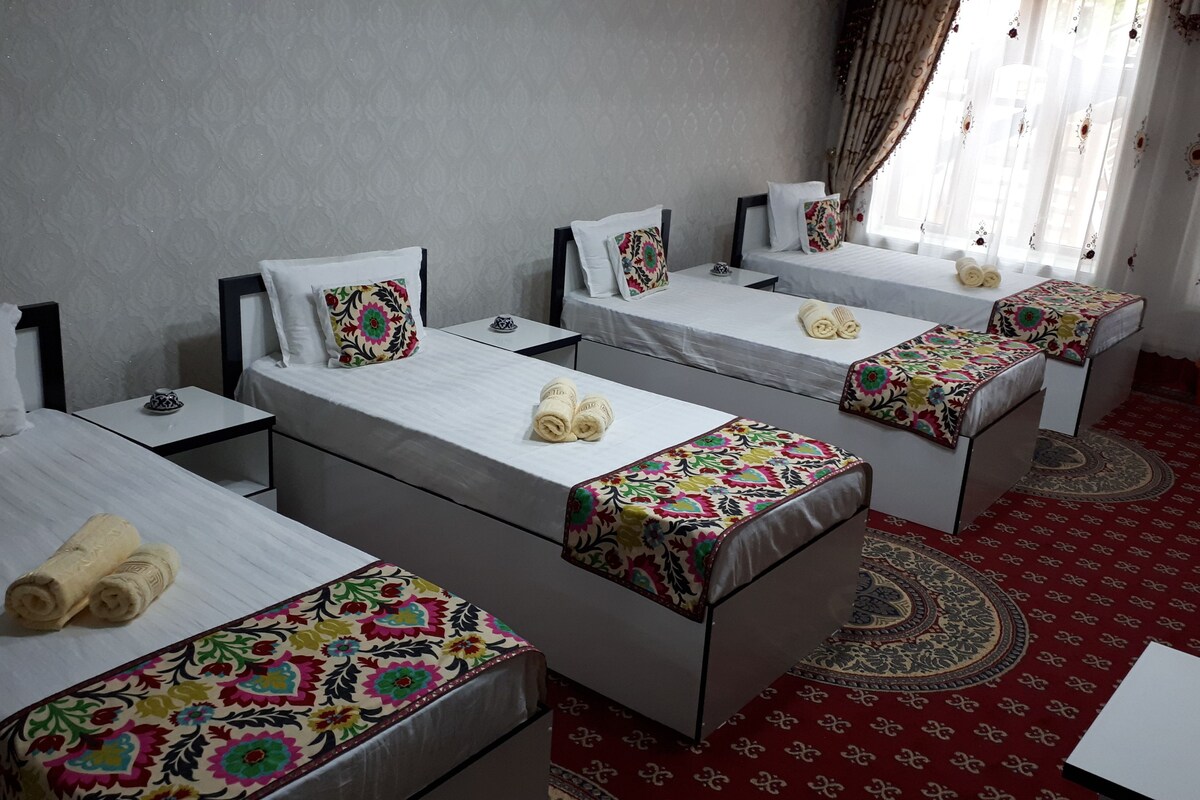 Classic Quadruple Room | Desk, blackout curtains, soundproofing, iron/ironing board