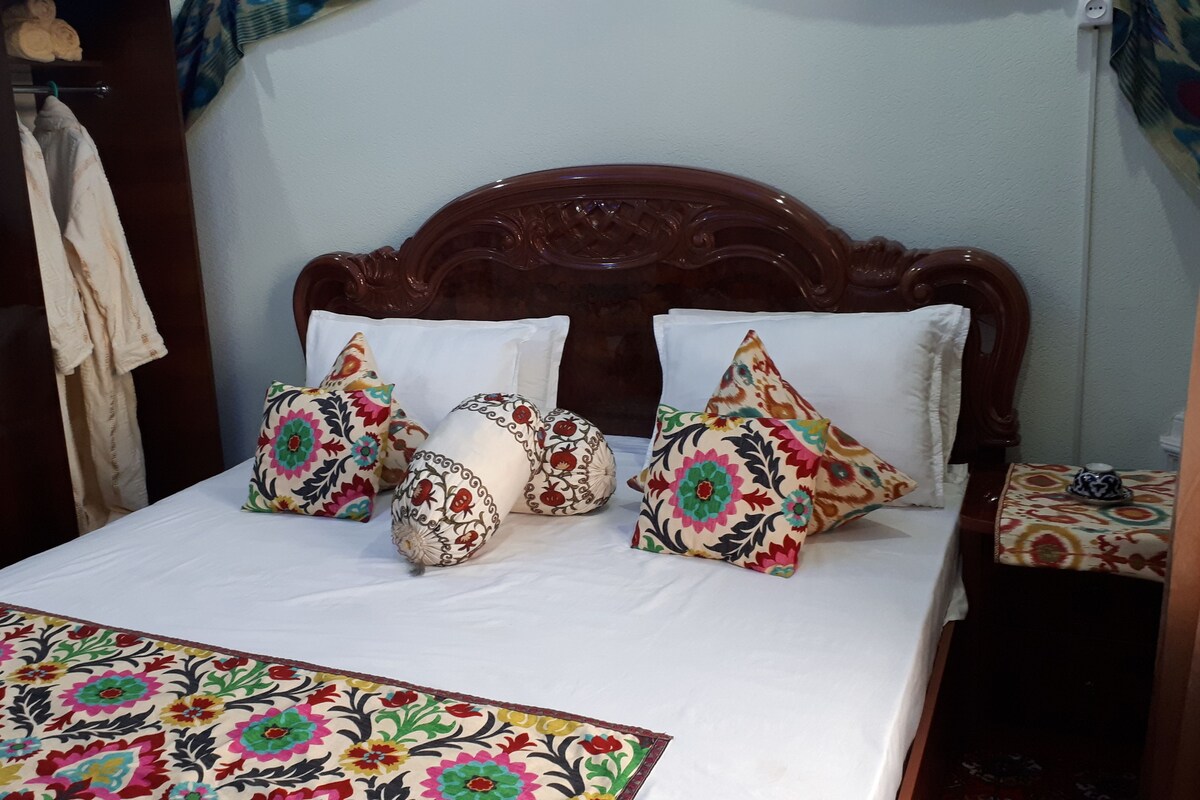Standard Double Room | Desk, blackout curtains, soundproofing, iron/ironing board
