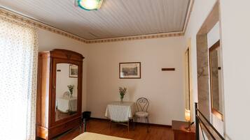 Camera doppia | Una scrivania, Wi-Fi gratuito, lenzuola