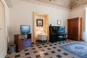 Habitación triple | Escritorio, wifi gratis, ropa de cama