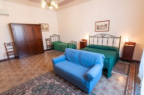 Camera tripla | Una scrivania, Wi-Fi gratuito, lenzuola