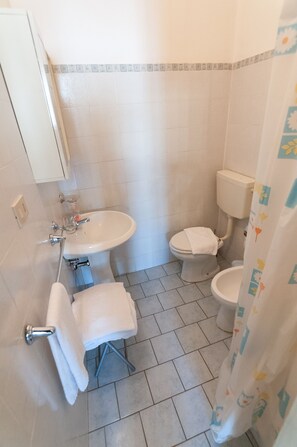 Camera tripla | Bagno | Doccia, soffione a pioggia, asciugacapelli, bidet