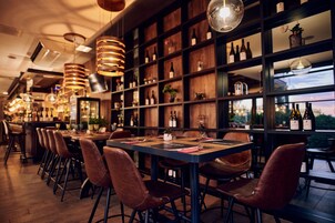 2 restaurantes; se sirve desayuno, almuerzo y cena