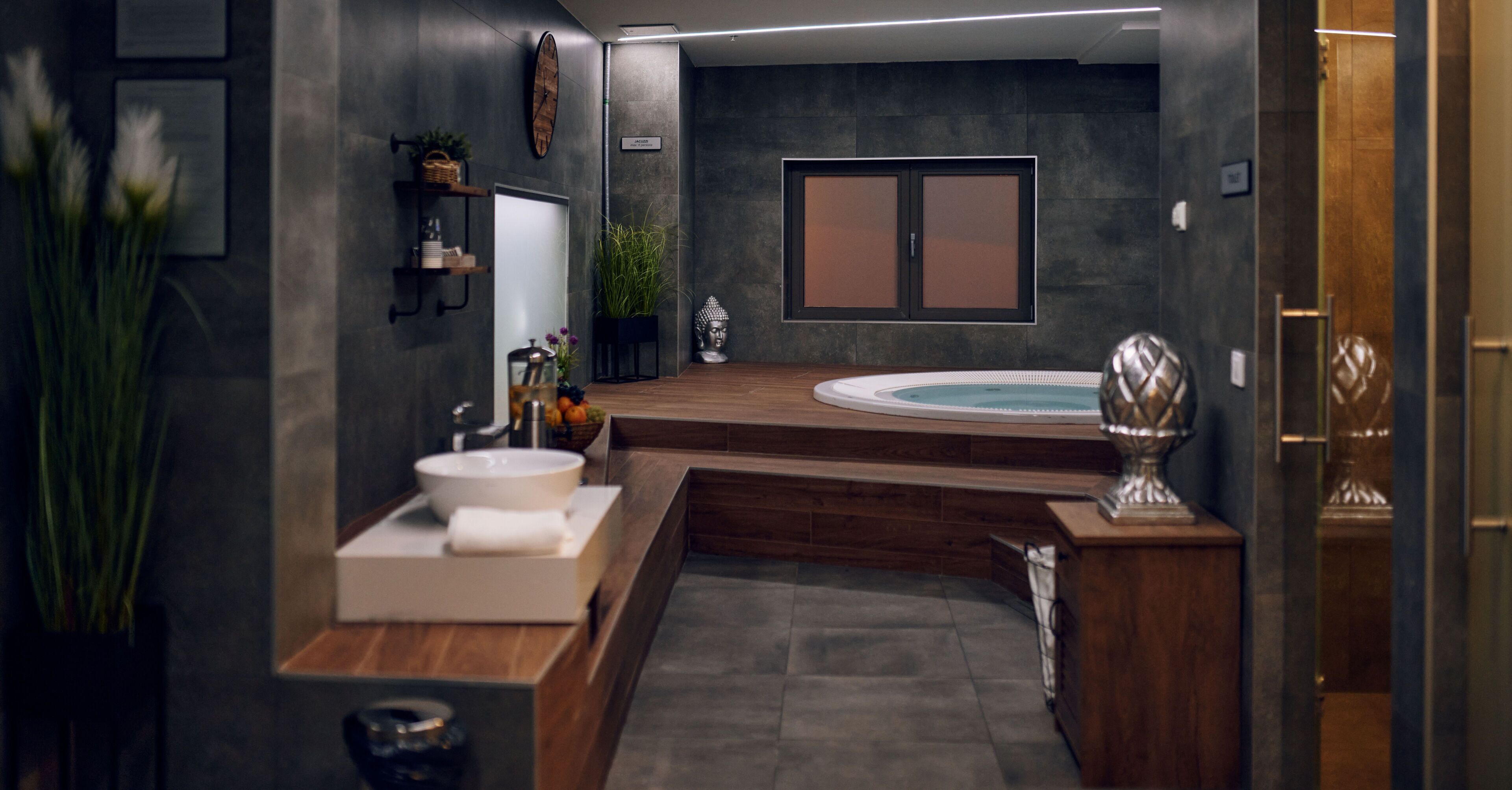 Une salle de bain moderne avec une baignoire sur pieds, un grand miroir et un meuble-lavabo en bois.