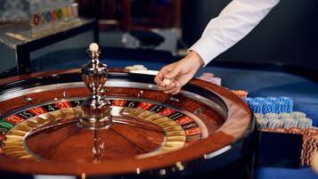 Une roulette dont la bille est lancée à l’aide d’un mécanisme manuel.