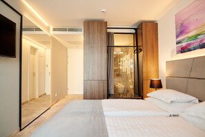 1 غرفة نوم وميني بار وخزنة داخل الغرفة ومكتب