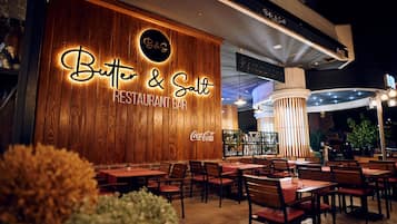 2 restaurants, breakfast, lunch served; local and international cuisine